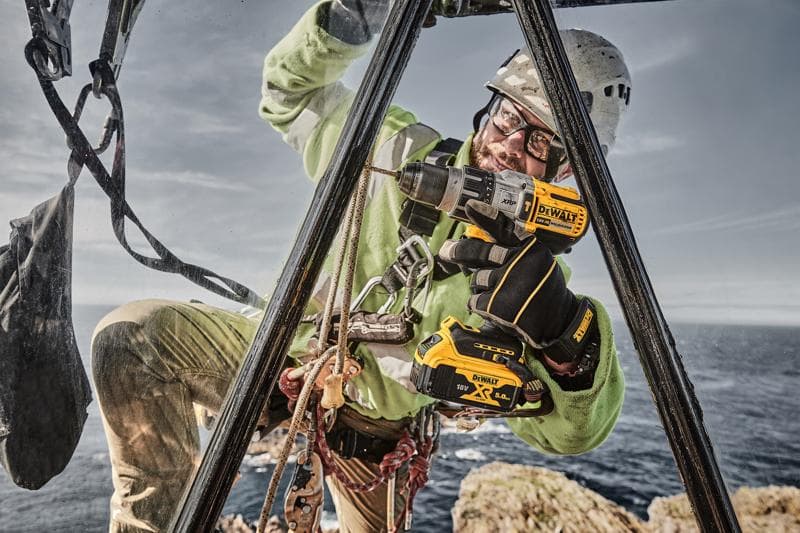 DEWALT DCD996P2, DCD996P2-QW taladro usado al aire libre por trabajador; mar y rocas. Categoría fotografía.